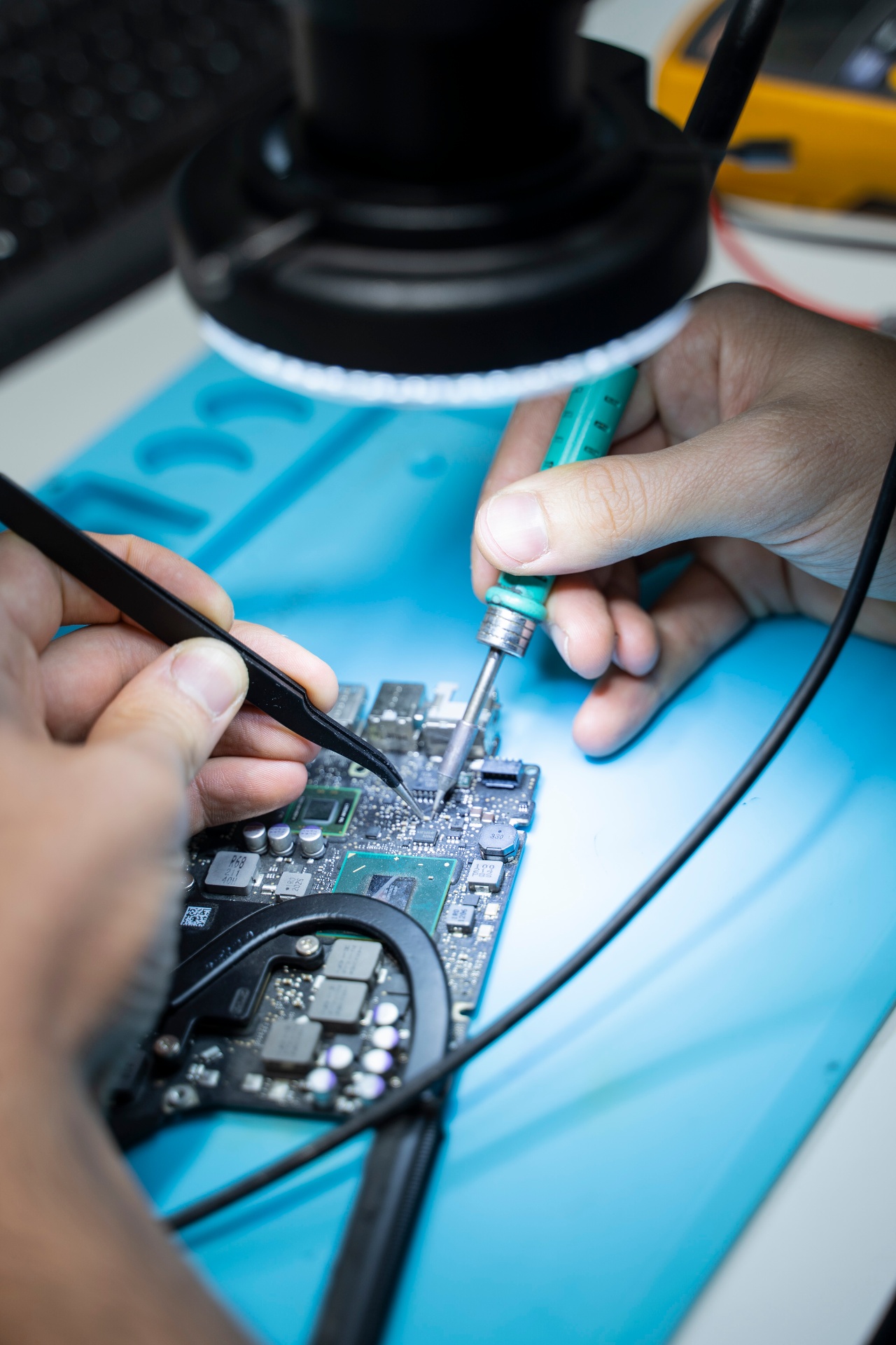 Microsoldadura de placa base MacBook