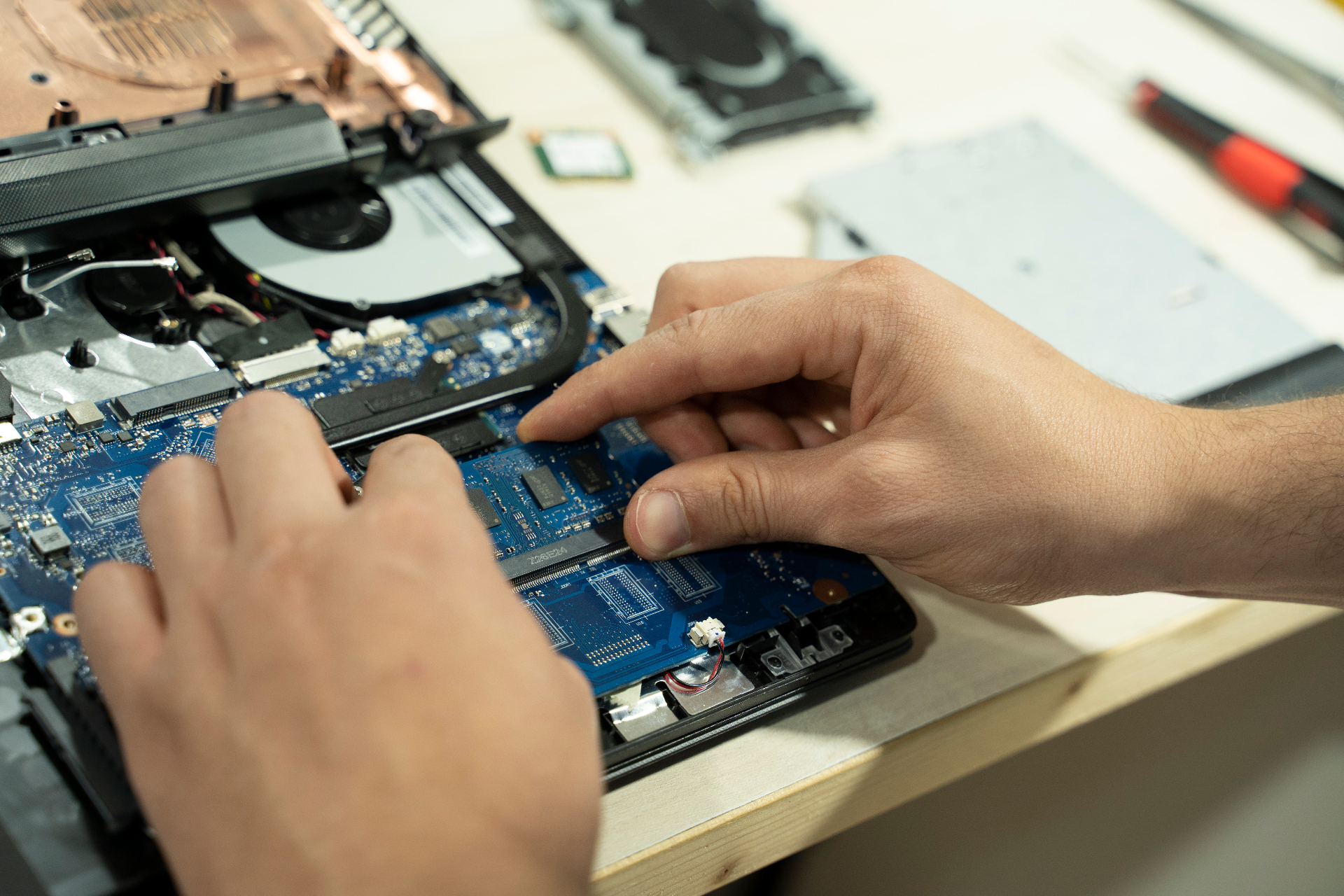 Treball de precisió en components electrònics